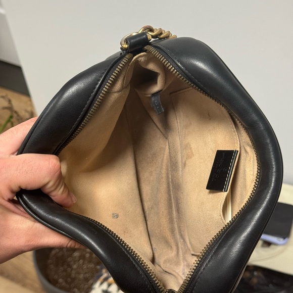 Gucci Black Leather Shoulder Bag with Gold Logo - Picture 4 of 6
